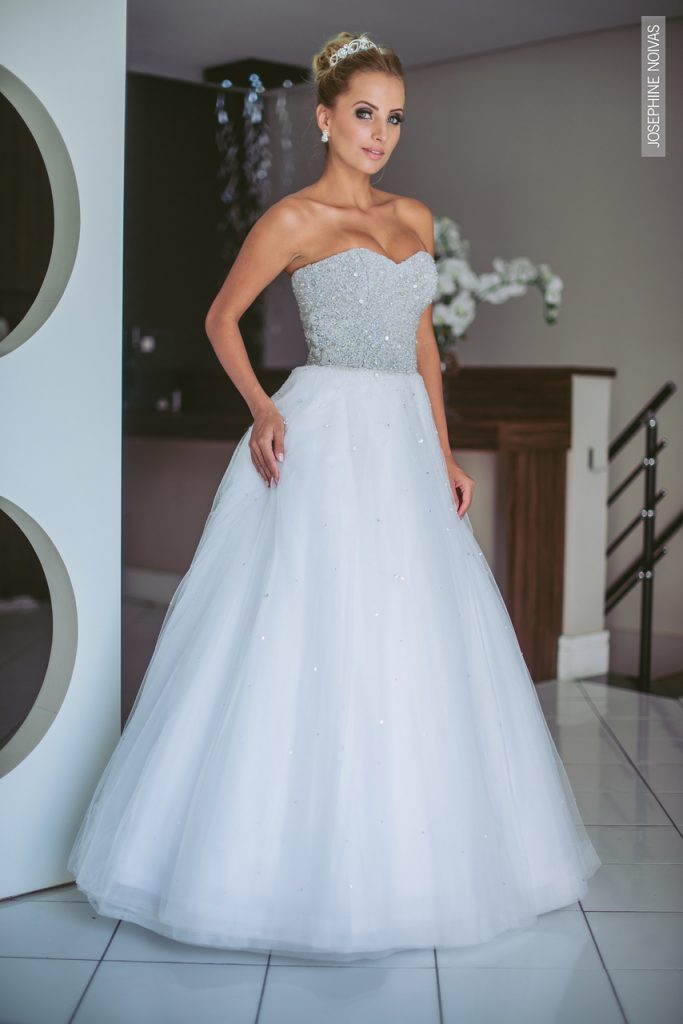 Vestido de Debutante - Branco com corpo todo bordado em prata