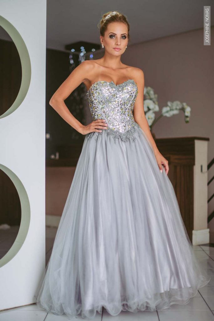 Vestido de Debutante - Cinza com bordados em pedraria