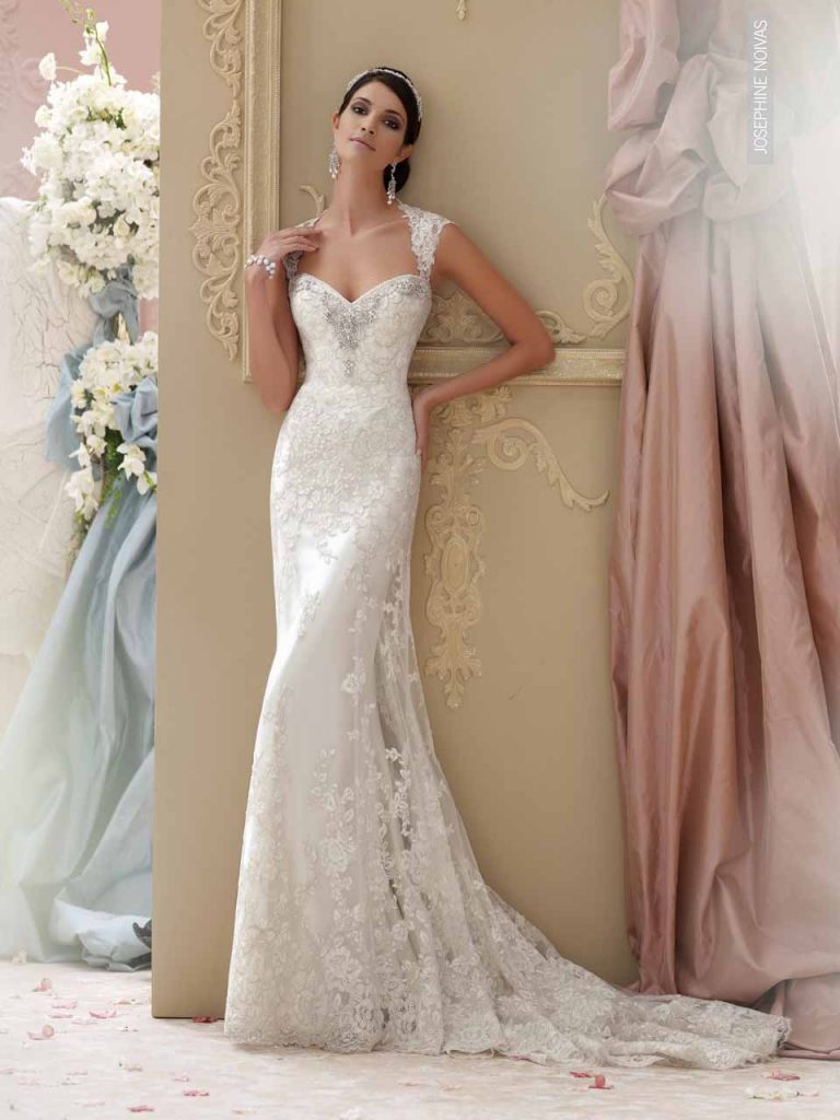 Vestido de Noiva - Corte Reto com aplicações de rendas e bordados