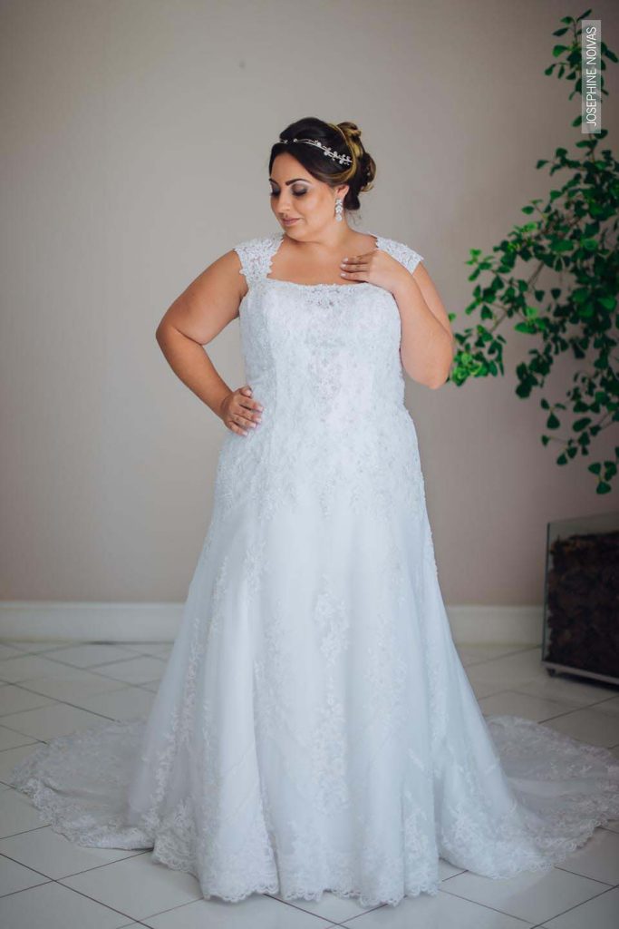 Vestido de Noiva Plus Size - Corte Evasê com alças