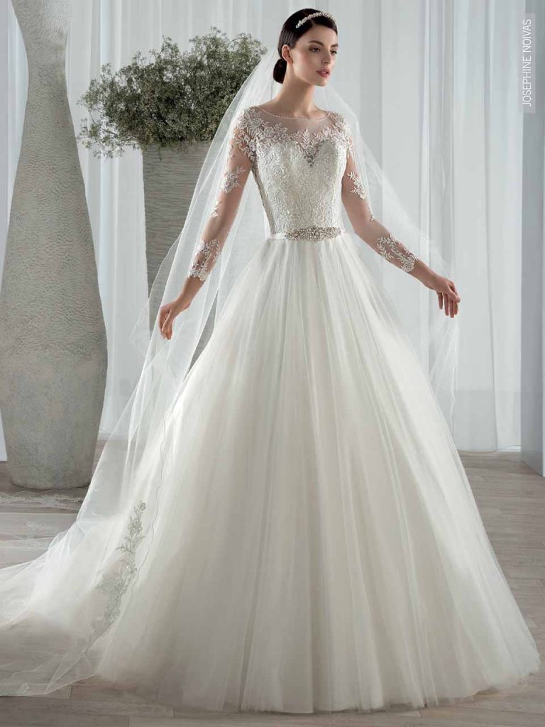 Vestido de Noiva - Princesa Manga Longo e cinto bordado em cristais