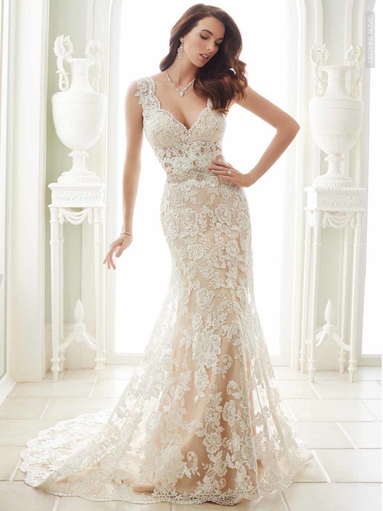 Vestido de Noiva Semi Sereia com aplicações de rendas e transparências