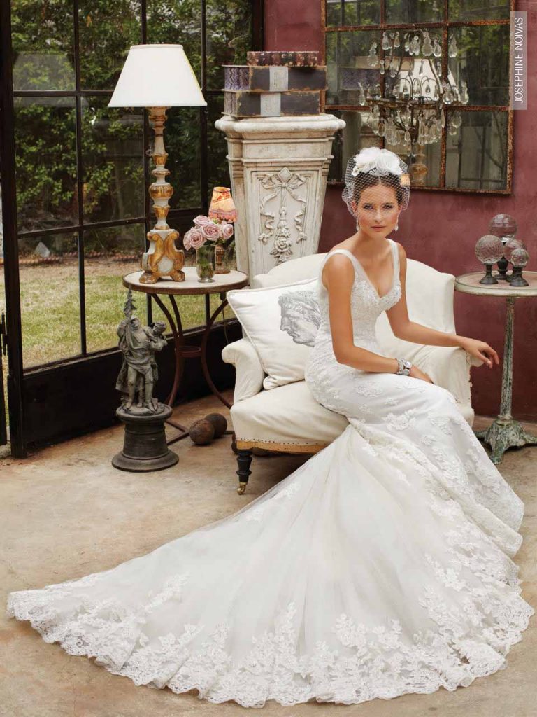Vestido de Noiva alças largas na transparência corte sereia todo em renda rebordada com pedras e cristais corselet e cauda