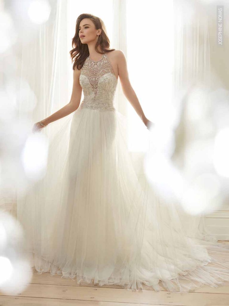 Vestido de Noiva cava americana com transparência no colo e costas