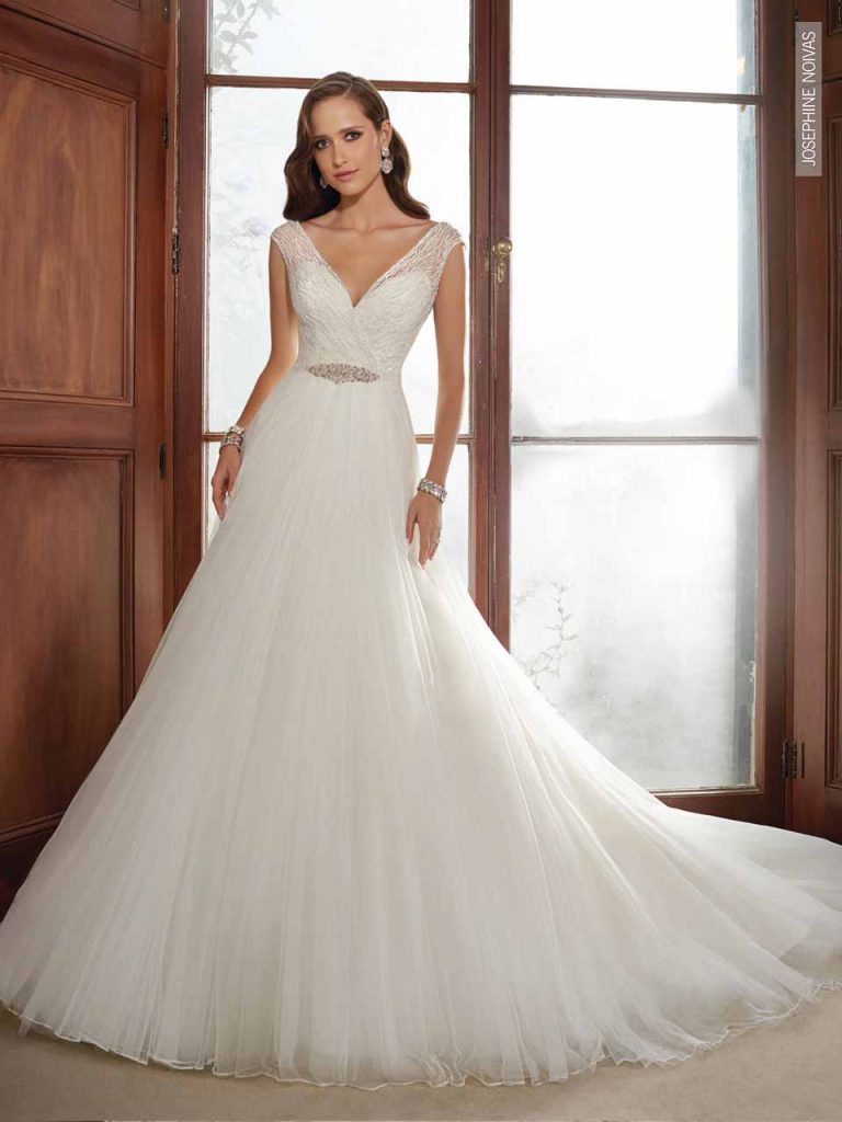 Vestido de Noiva clean com alças e decote V costas em transparência e corpo em renda trabalhada com pedrarias
