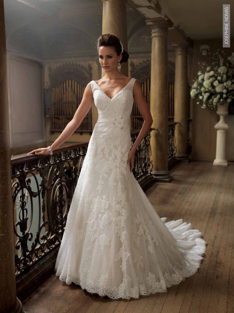 Vestido de Noiva com alças decote V, todo em renda
