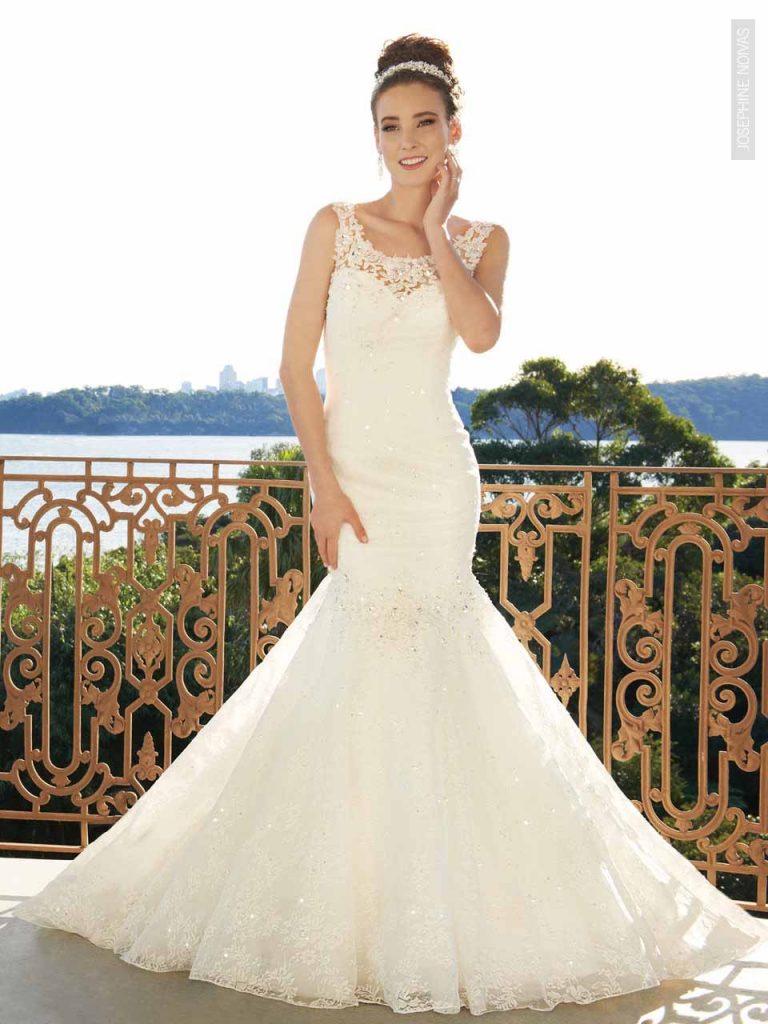 Vestido de Noiva com alças decote profundo nas costas aplicações em renda saia sereia em tule com paetês