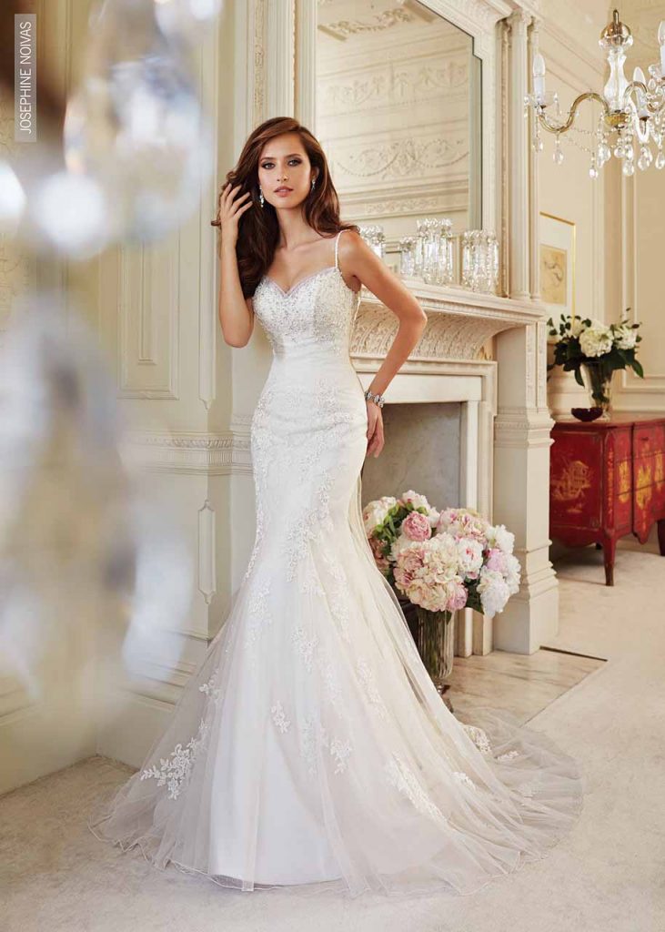 Vestido de Noiva com alças finas tomas de tule com pedras no decote