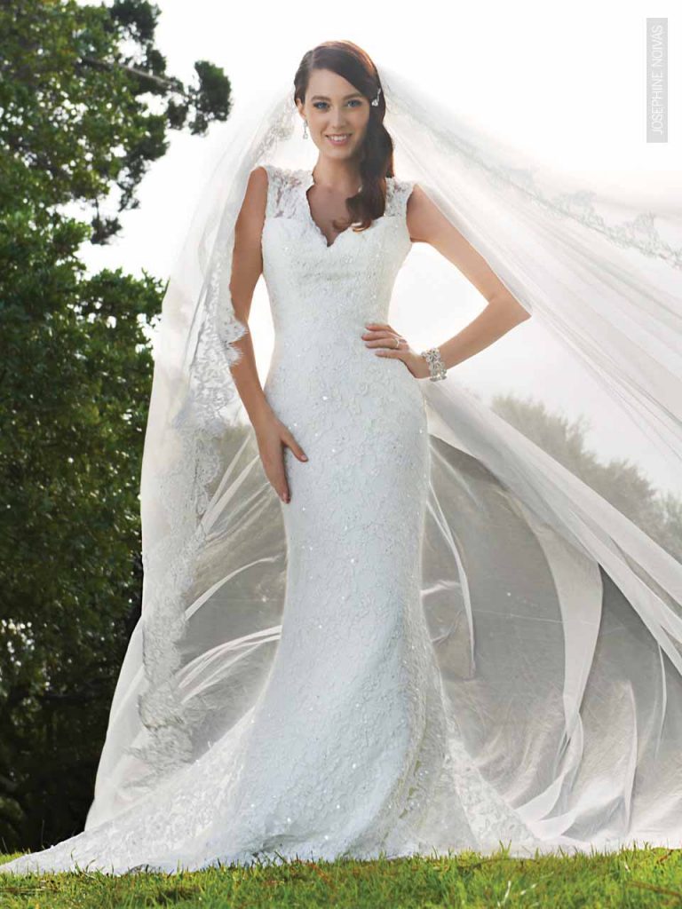 Vestido de Noiva com alças na transparência e costas com decote profundo todo em renda corte sereia levemente rebordado em pedrarias cauda