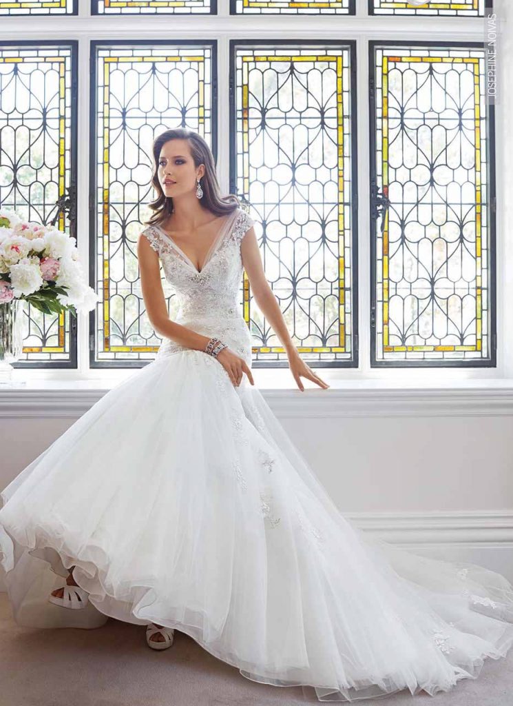 Vestido de Noiva com alças transparentes frente e costas