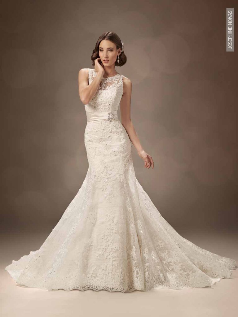 Vestido de Noiva com decote canoa e transparência na renda