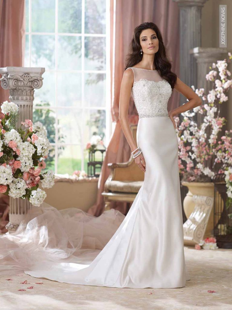 Vestido de Noiva com transparência no colo e alças nas costas corpo todo bordado em pedrarias saia sereia lisa e leve cauda.