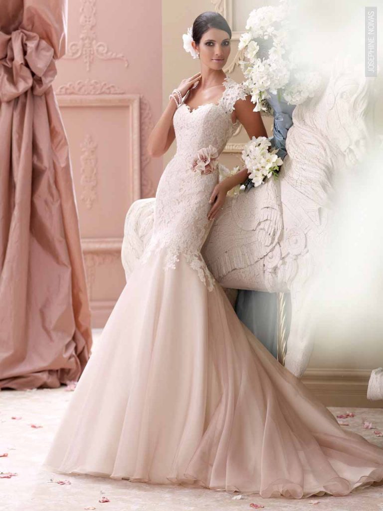 Vestido de Noiva - decote estilo rainha saia sereia em organza e leve cauda