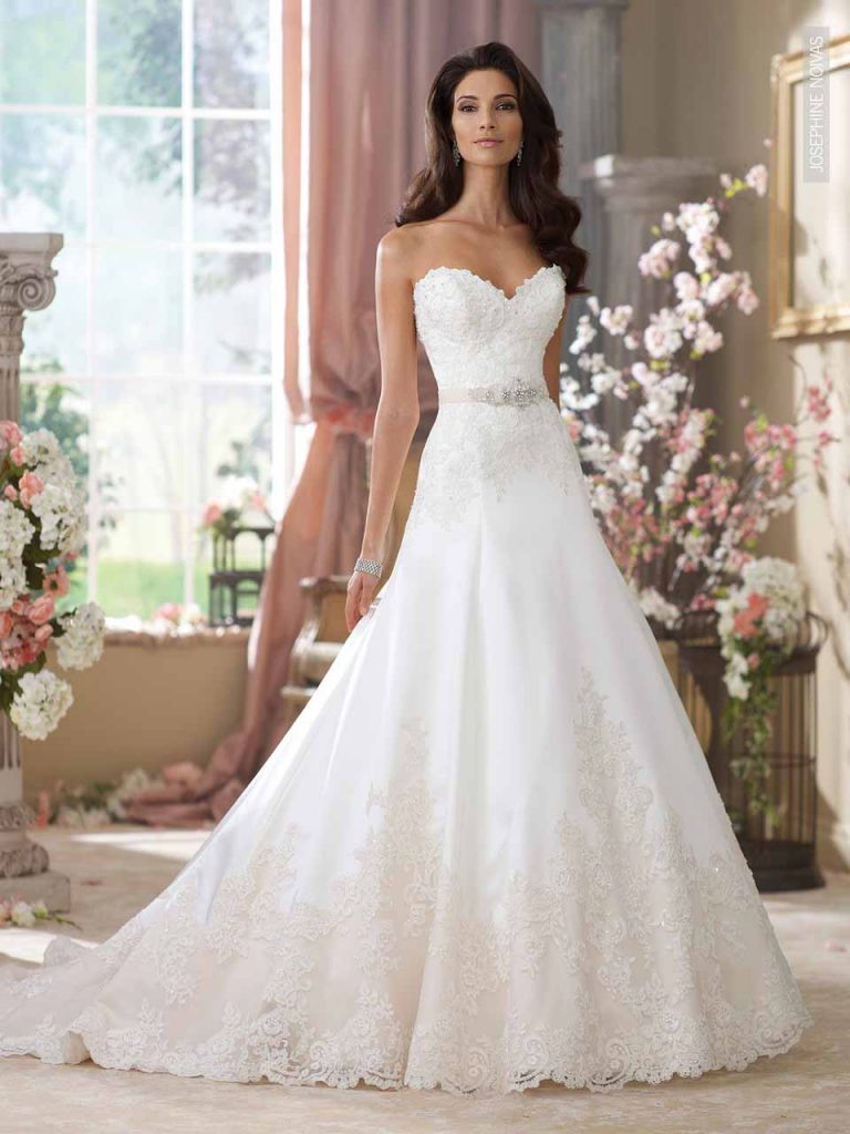 Vestido de Noiva decote princesa, tomara que caia com aplicações em renda no busto e barrado cinto com bordado em pedrarias e cristais cauda
