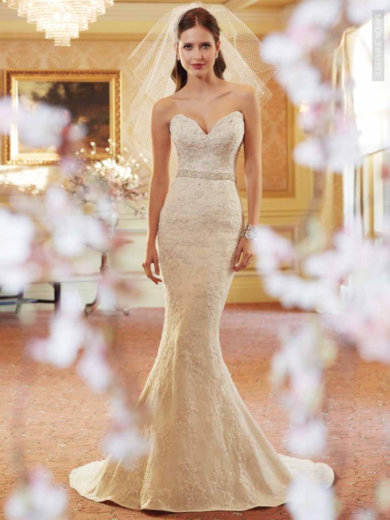 Vestido de Noiva - em renda modelo sereia decote tomara que caia com desenho coração