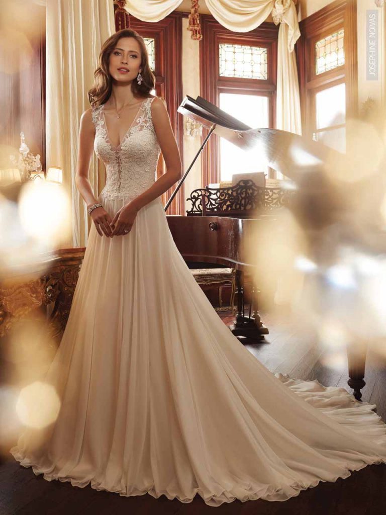 Vestido de Noiva - evasê com corpo em rendas