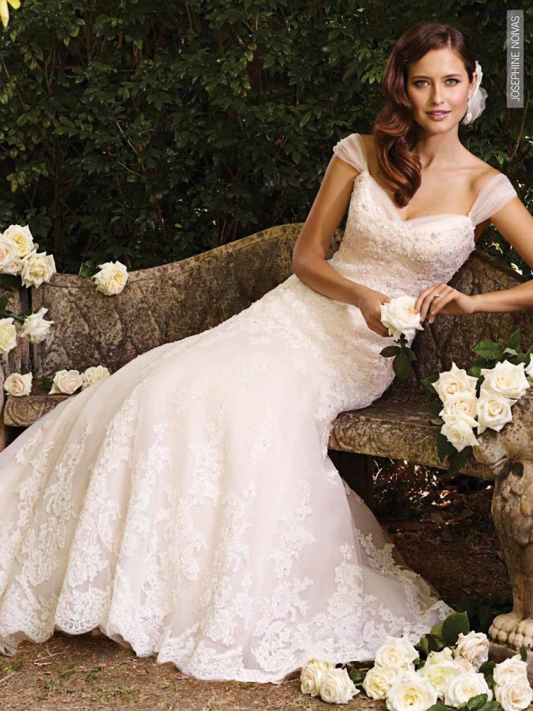 Vestido de Noiva ombro a ombro com alças em tule corte sereia todo em renda