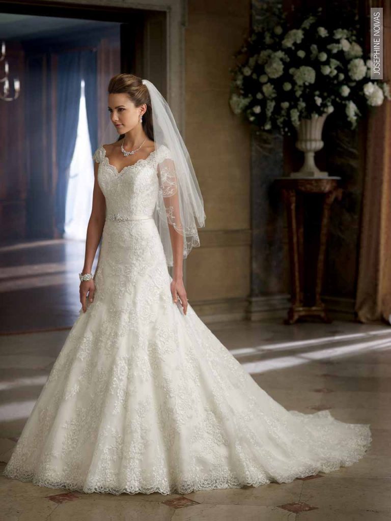 Vestido de Noiva ombro a ombro com decote V, saia semi evasê