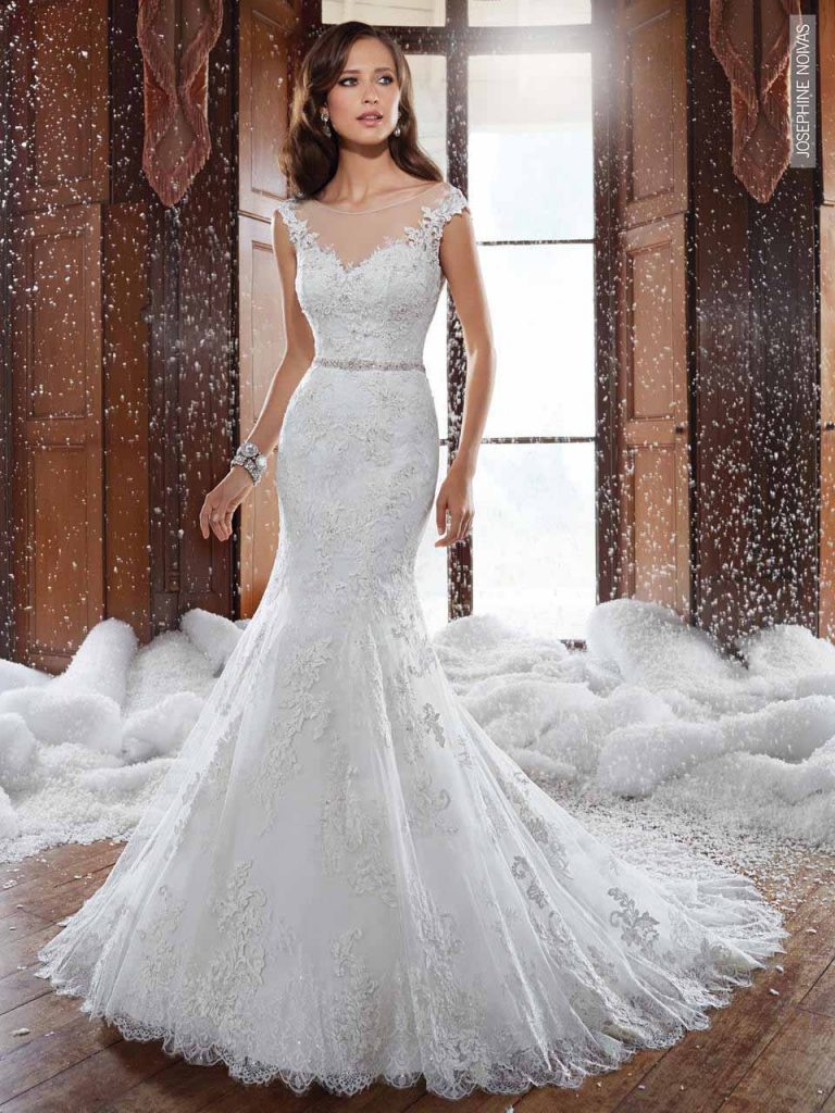 Vestido de Noiva ombro a ombro com transparência no colo e costas detalhe de cinto em cristais