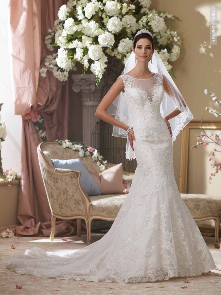 Vestido de Noiva ombro a ombro com transparência no colo e costas todo em renda com rebordado no busto recorte sereia e leve cauda