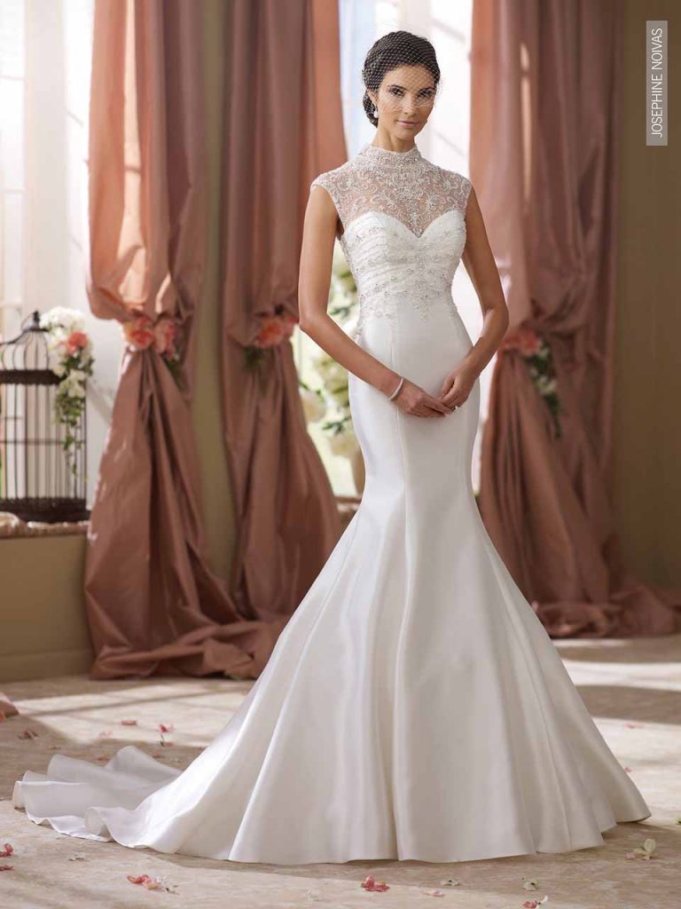 Vestido de Noiva sereia com transparência no colo e costas todo bordado em pedrarias e cristais leve cauda