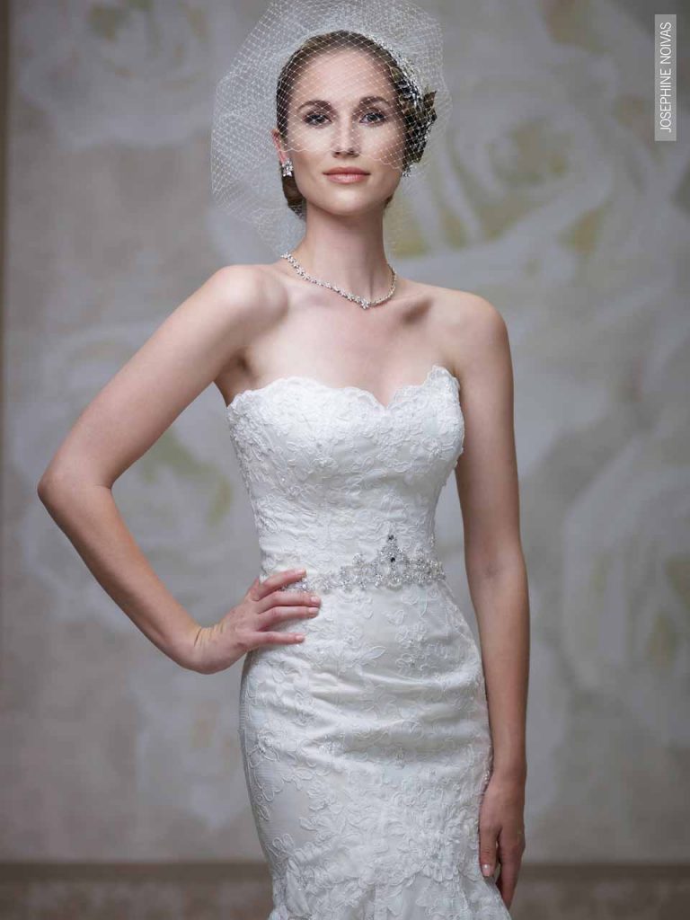 Vestido de Noiva sereia tomara que caia todo em renda com cinto em pedrarias e leve cauda