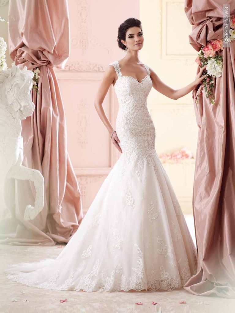 Vestido de Noiva todo em renda soutache francesa decote princesa frente e abertura moderna nas costas corpo alongado e saia com corte sereia