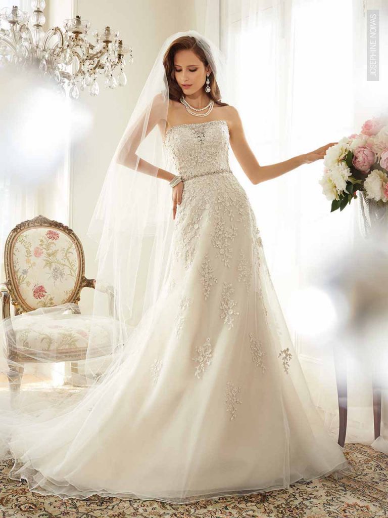 Vestido de Noiva tomara que caia com transparência no decote corte evasê detalhe de aplicações em bordado fio de seda