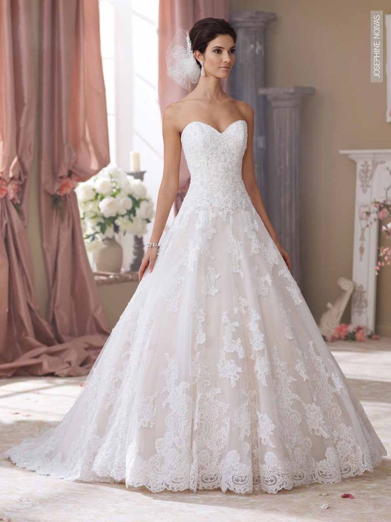 Vestido de Noiva tomara que caia decote princesa todo em renda rebordada saia evasê