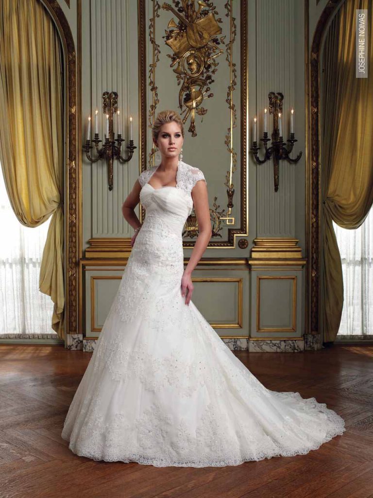 Vestido de Noiva - tomara que caia em renda toda rebordada em pedraria e cristais