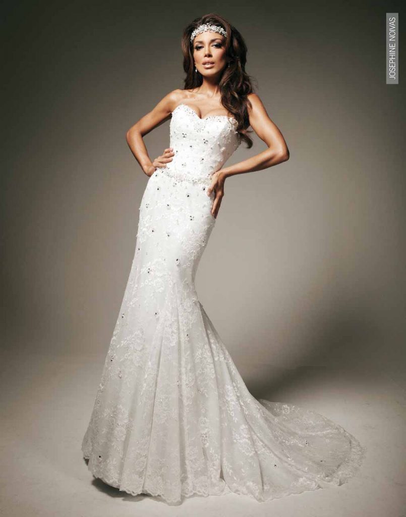 Vestido de Noiva tomara que caia princesa, todo em renda, corte sereia, faixa de pedrarias na cintura e bordado de cristais salpicados, cauda.