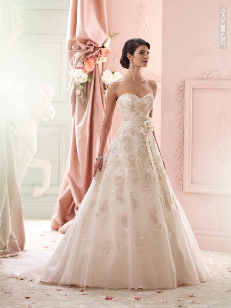 Vestido de Noiva tomara que caia princesa todo bordado em fio de seda e rebordado