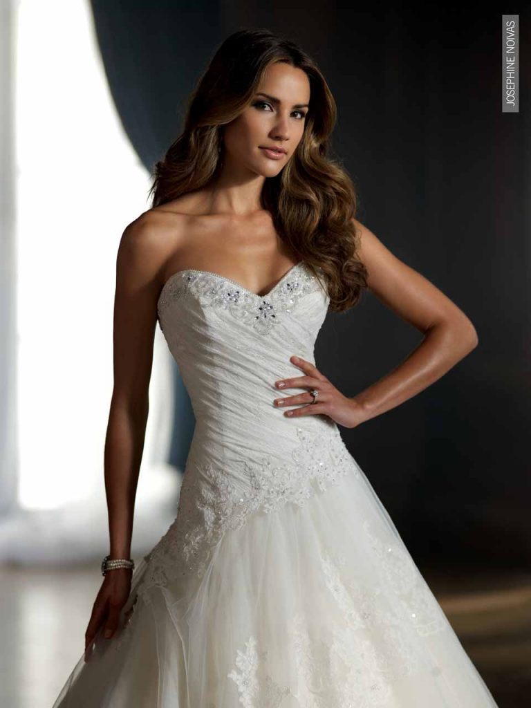 Vestido de Noiva tomara que caia princesa, todo em renda com tule sobreposto, drapeado no corpo saia evasê com barrado aplicado em rendas
