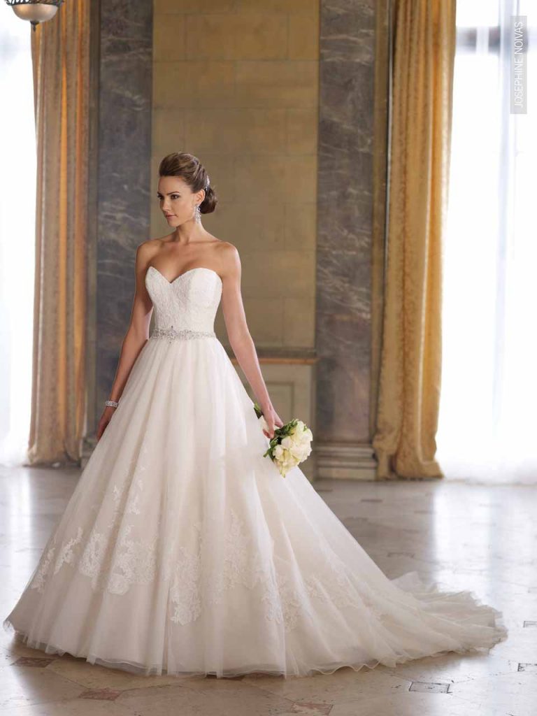 Vestido de Noiva tomara que caia princesa todo em tule francês com aplicações de renda rebordada em pedrarias no busto e na saia evasê