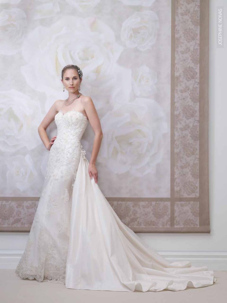 Vestido de Noiva tomara que caia sereia e sobreposição evasê de renda e cauda removível