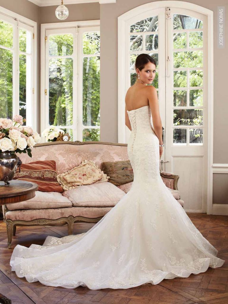 Vestido de Noiva tomara que caia todo em renda com bordado suave em cristais corselet e cauda