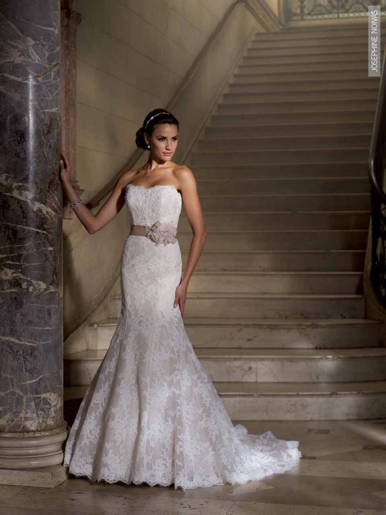Vestido de Noiva - tomara que caia, todo em renda com faixa em cetim com flor em tecido na cintura, corte sereia e leve cauda