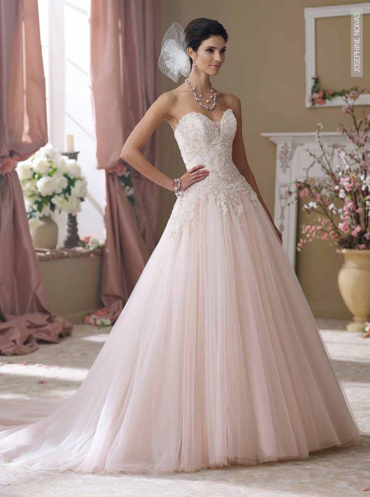 Vestido de Noiva tradicional tomara que caia corpo em renda rebordada em pedrarias transparência no decote saia ampla em tule e cauda