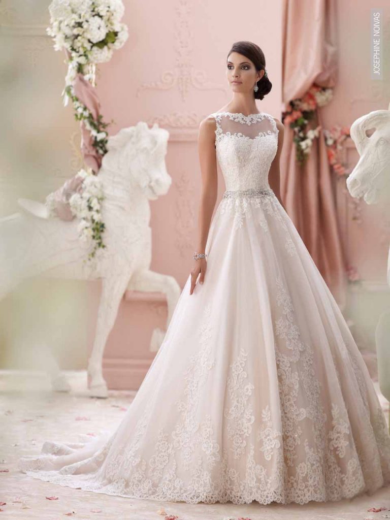Vestido de Noiva - transparência no colo e nas costas com botões e saia suave godê