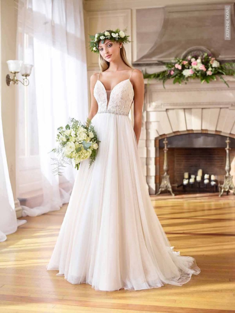 Vestido de Noiva - Corte Evase Fluido de alças e saia de tule