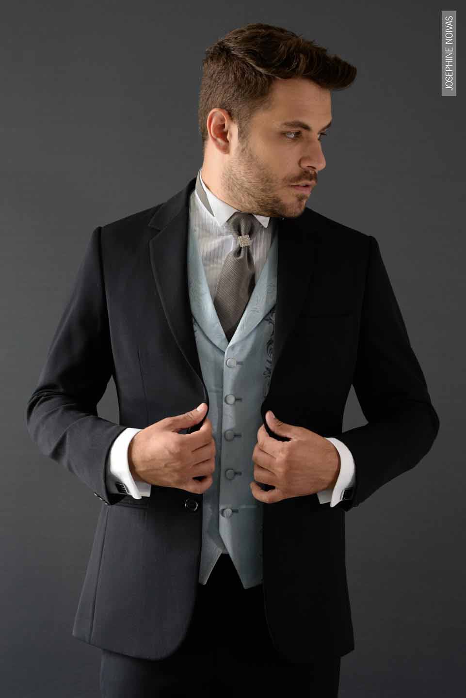Terno Preto com colete Azul claro e Gravata noivo cinza