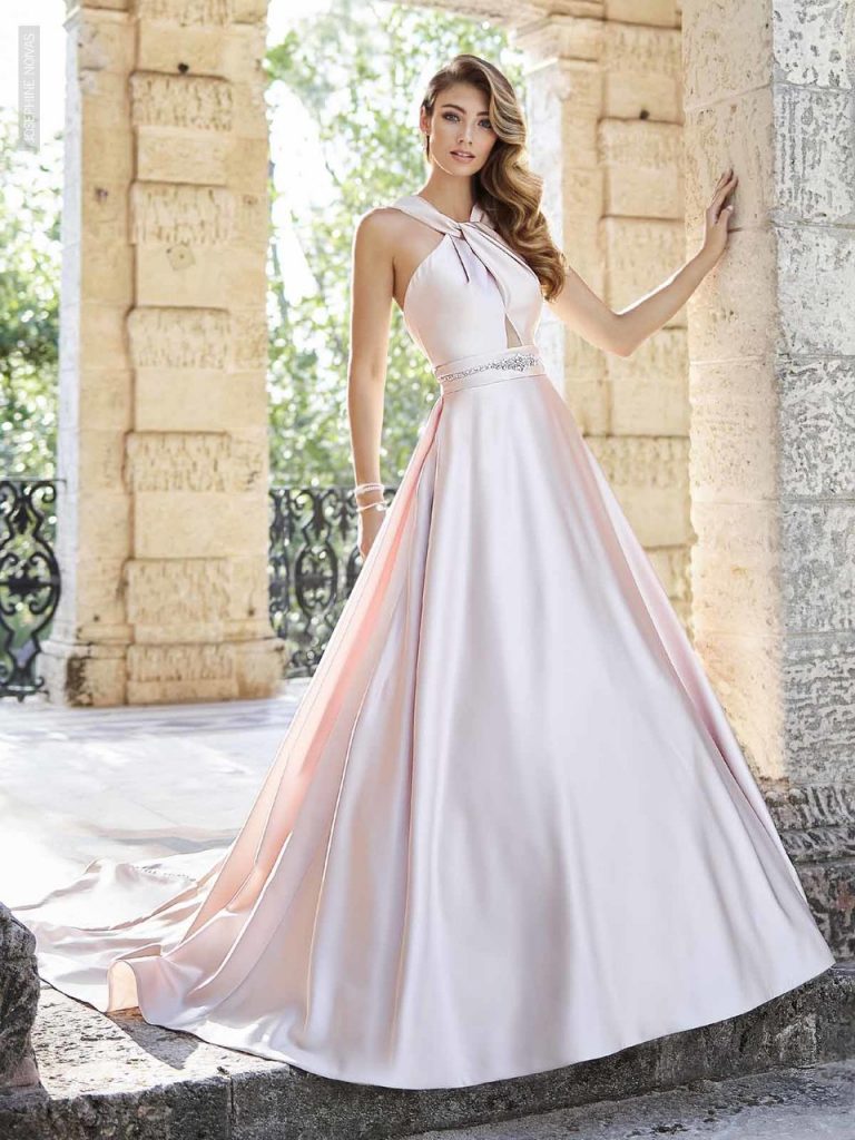 Vestido de Noiva - Evasê com decote e abertura nas costas