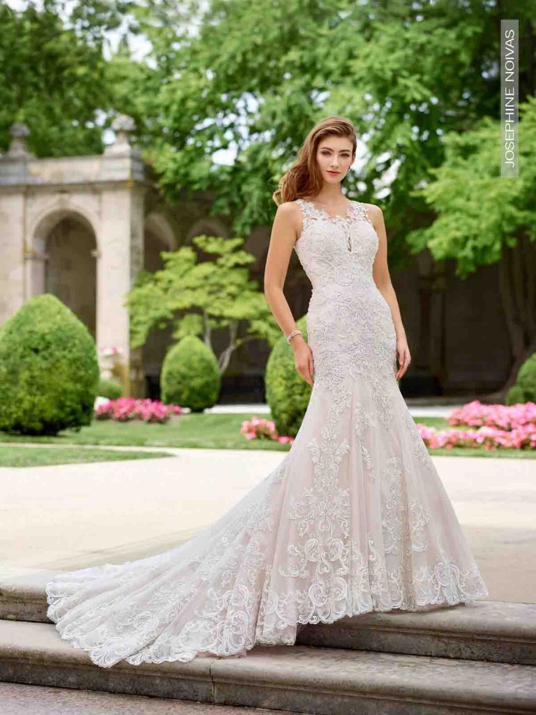 Vestido de Noiva - Semi Sereia de Rendas e costas com aplicação de rendas