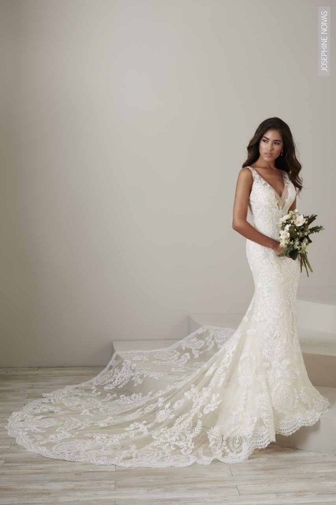 Vestido de Noiva - Semi Seria com calda