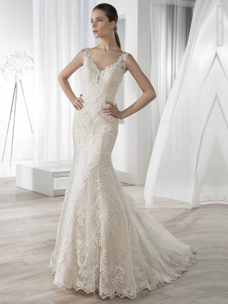 Vestido de Noiva com alças em renda decote com abertura nas costas corte sereia todo em renda francesa