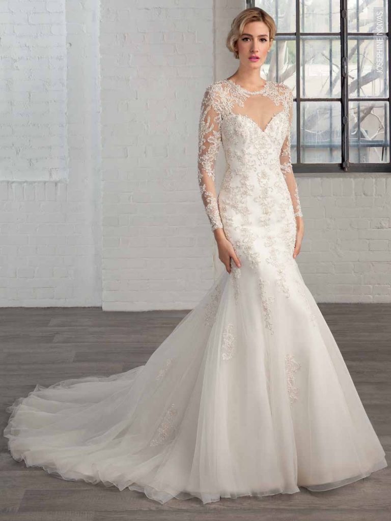 Vestido de Noiva com mangas longas corte sereia todo confeccionado com sobreposição de tule francês e aplicações de renda
