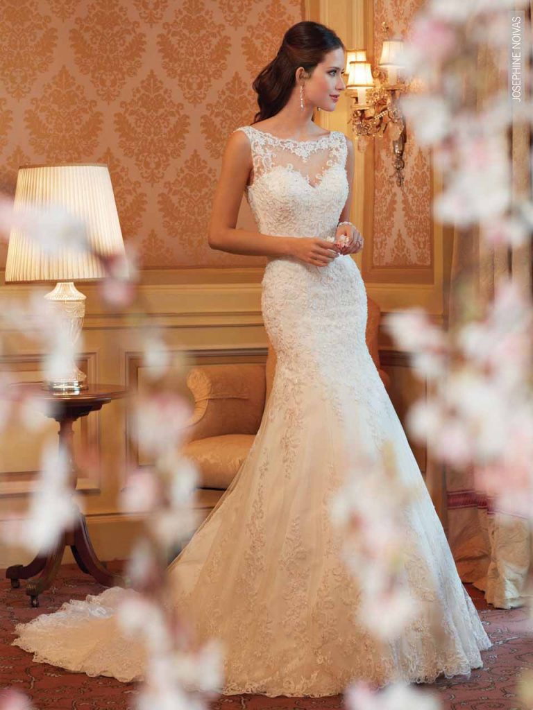 Vestido de Noiva em renda decote princesa com transparência no colo modelo sereia