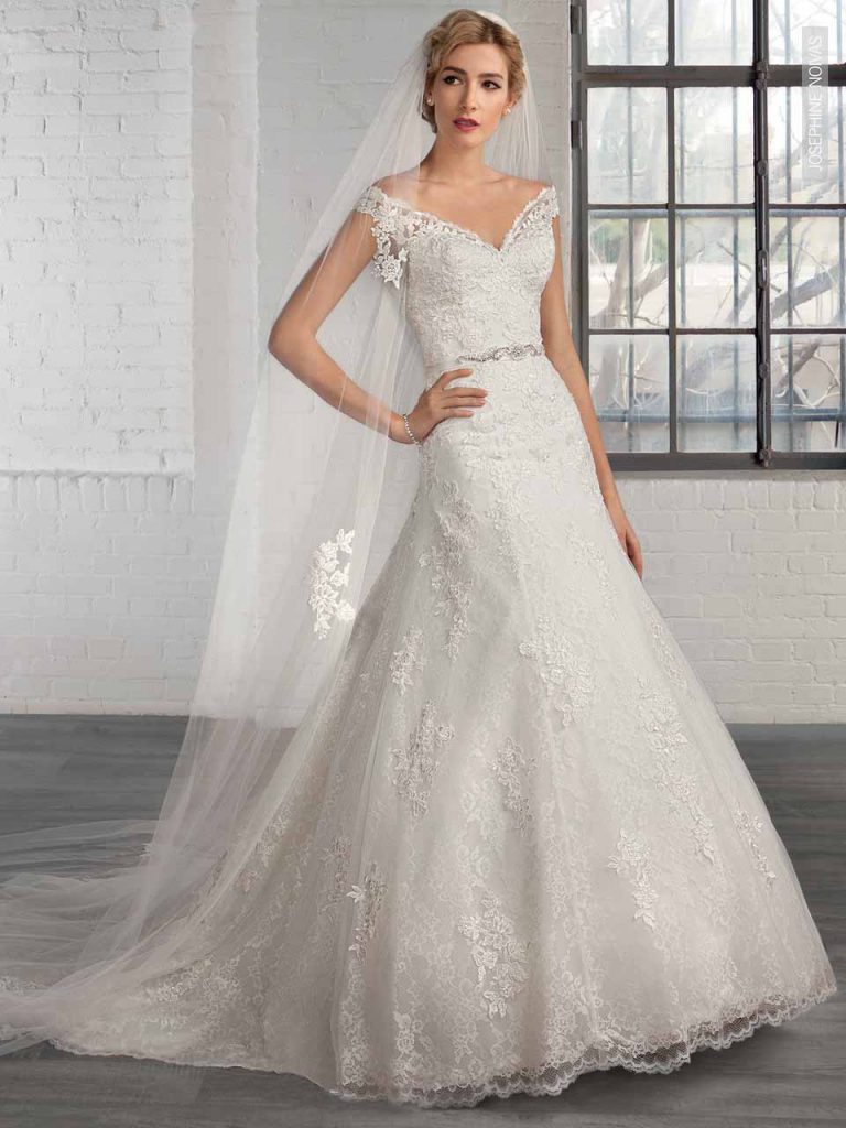 Vestido de Noiva ombro a ombro com transparência nas costas e detalhe de cinto com cristais corte evasê